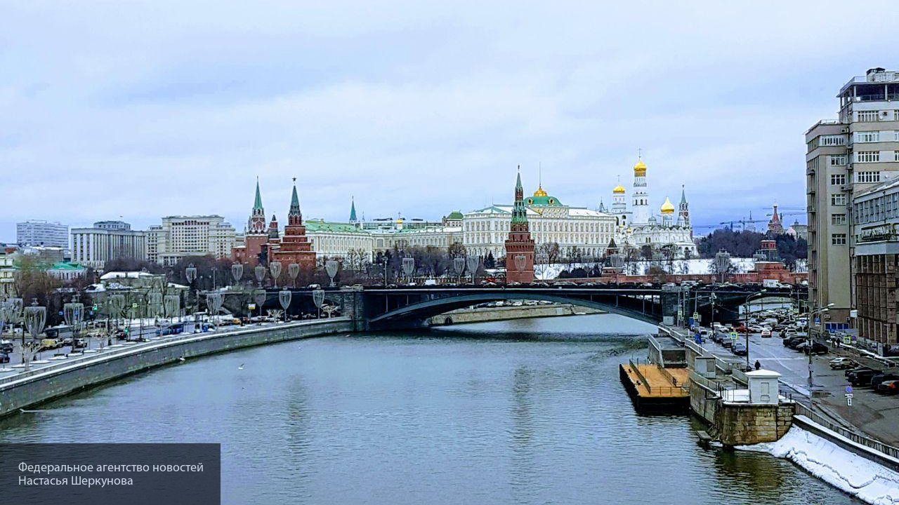 Синоптики из-за ветра продлили в Москве «желтый» уровень опасности на 17 февраля