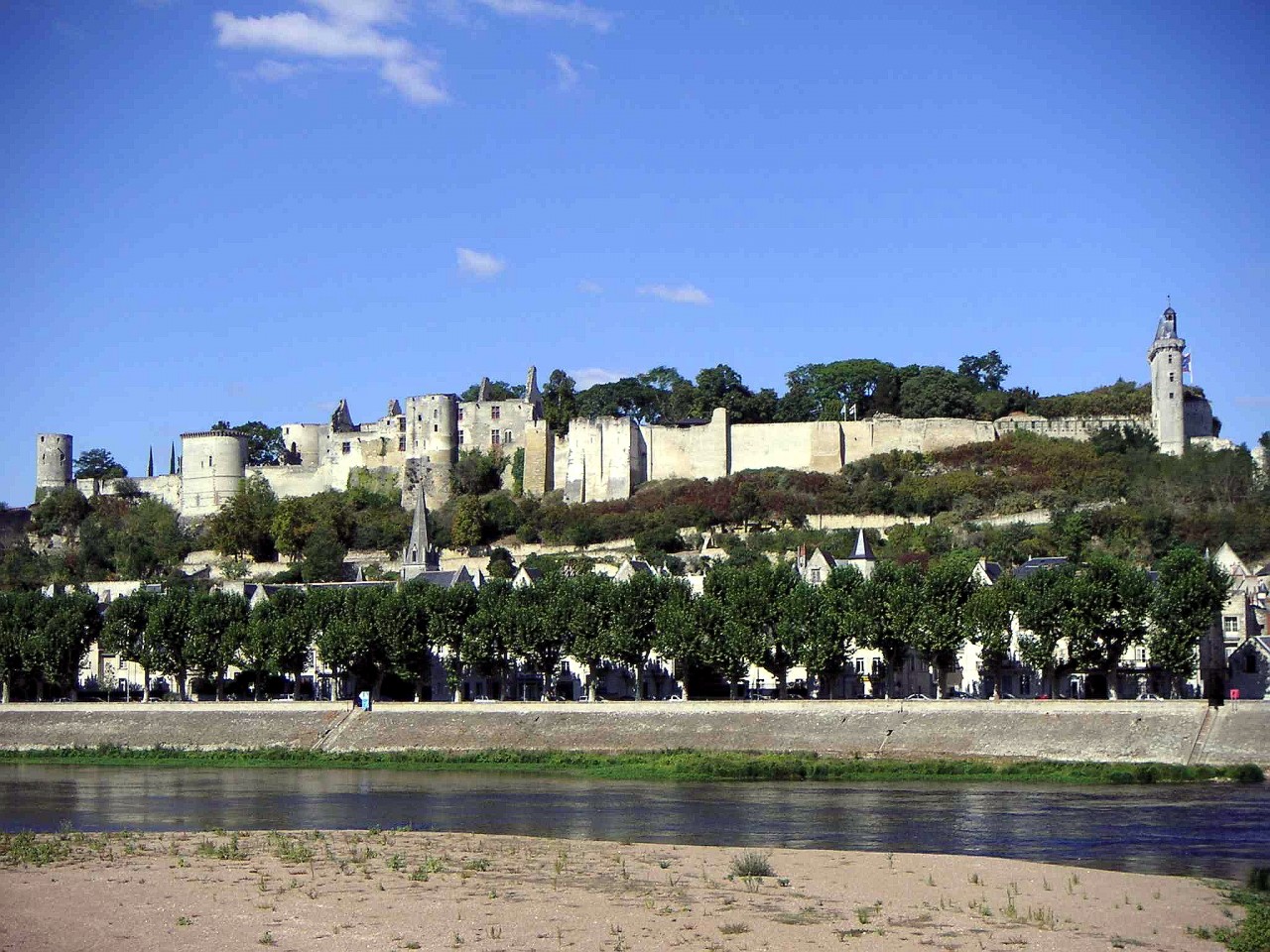 http://upload.wikimedia.org/wikipedia/commons/c/cf/Ch%C3%A2teau_de_Chinon_vue_de_la_Vienne.JPG