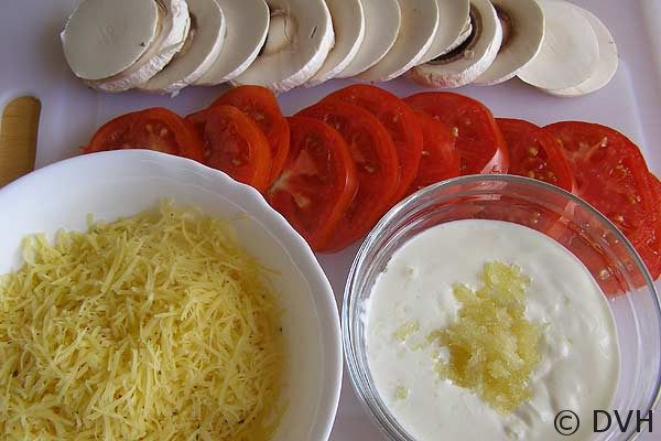 Баклажаны, запеченные с помидорами и грибами