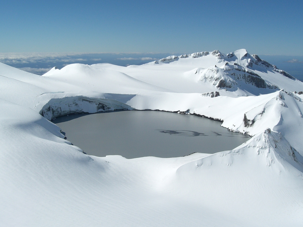Кратерное озеро, вулкан Руапеху, Новая Зеландия.