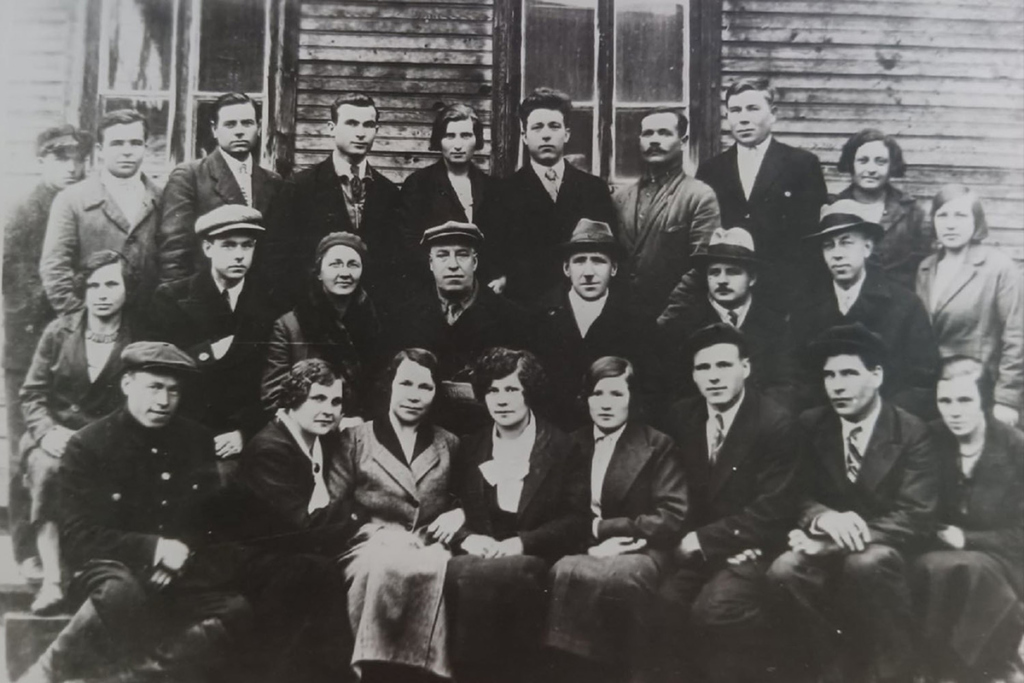 Фото работников Архангельского агарового завода (примерно 1935-37 год):  во втором ряду третья слева – Ксения Петровна Гемп – тогда ещё ученый секретарь АВНИИ. Ее муж Алексей Гемп – в этом же ряду, но не рядом с ней, а второй справа. На момент фото Алексей Гемп – старший научный сотрудник АВНИИ, в 1937-1946 гг. – начальник планового отдела Агарового завода в Архангельске. 