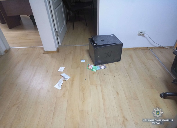 Связали охранника и опустошили сейфы: опубликованы кадры разбойного ограбления в Киеве (ВИДЕО) Связали охранника и опустошили сейфы: опубликованы кадры разбойного ограбления в Киеве (ВИДЕО)