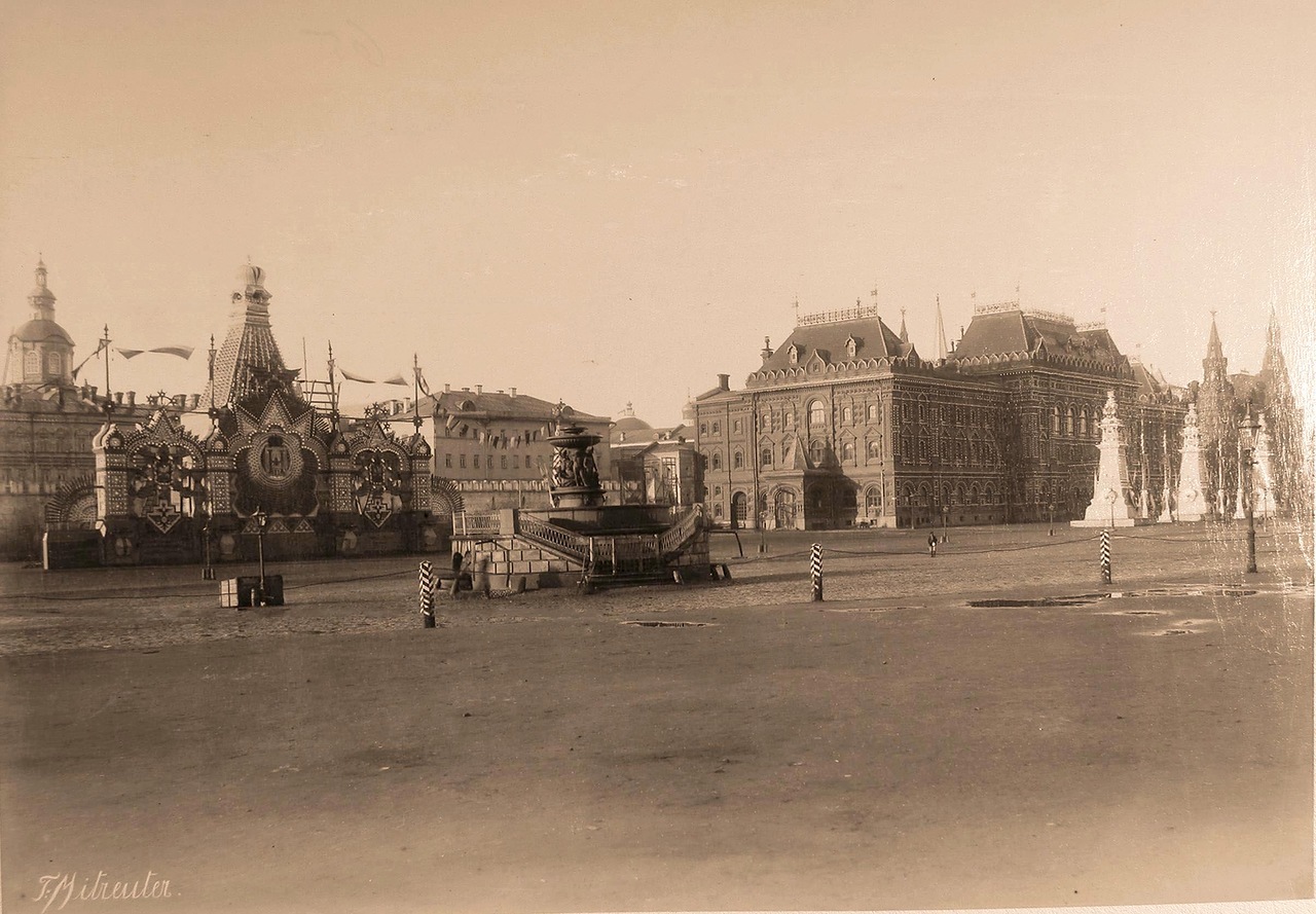 Вид празднично оформленного к торжествам коронации (под руководством архитектора П.С.Бойцова) щита (слева),установленного на Театральной площади напротив здания Большого театра Вид празднично оформленного к торжествам коронации (под руководством архитектора П.С.Бойцова) щита (слева),установленного на Театральной площади напротив здания Большого театра