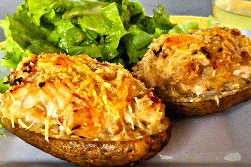 Запеченный картофель в мундире фаршированный беконом. Запеченный картофель в мундире фаршированный беконом.