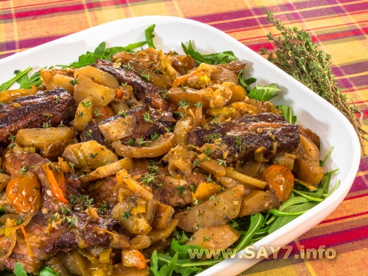 Свиные ребрышки, запеченные с овощами
