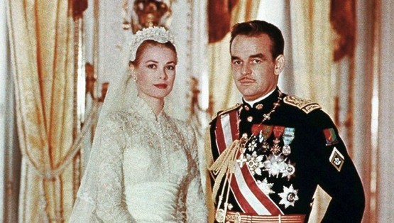 Официальная свадебная фотография Грейс Келли и князя Ренье III.jpg Официальная свадебная фотография Грейс Келли и князя Ренье III.jpg