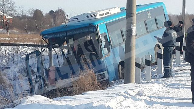 Водитель сбитого поездом автобуса в ЕАО скончался в больнице