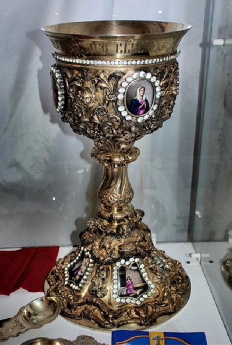 Старинный церковный потир Старинный церковный потир