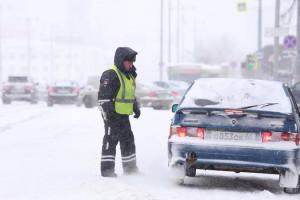 Сотрудники ГИБДД оказывают помощь участникам дорожного движения в связи со сложными погодными условиями