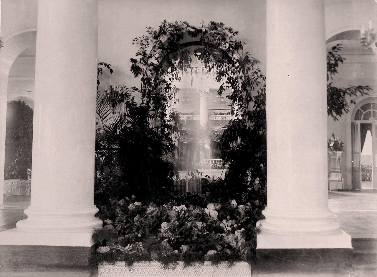 Вид части Колонного зала в здании Благородного (Дворянского) собрания, украшенного к торжествам коронации Вид части Колонного зала в здании Благородного (Дворянского) собрания, украшенного к торжествам коронации