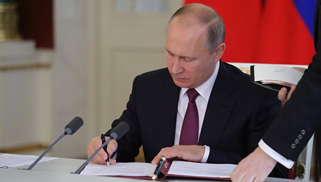 Путин подписал закон об отмене штрафов за невозвращение валютной выручки Путин подписал закон об отмене штрафов за невозвращение валютной выручки
