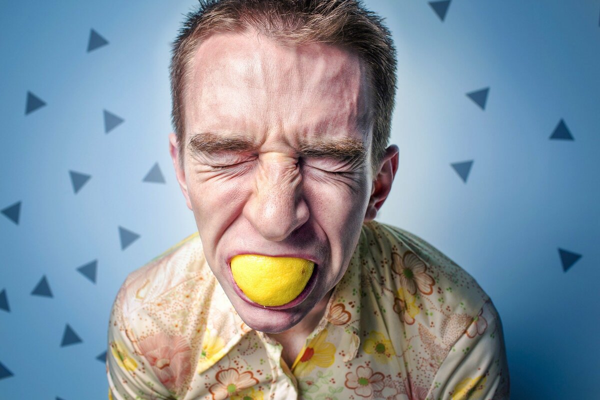 С таким же кислым видом, будто съел лимон, Вадим ведёт поиски (фото взято из Pixabay)