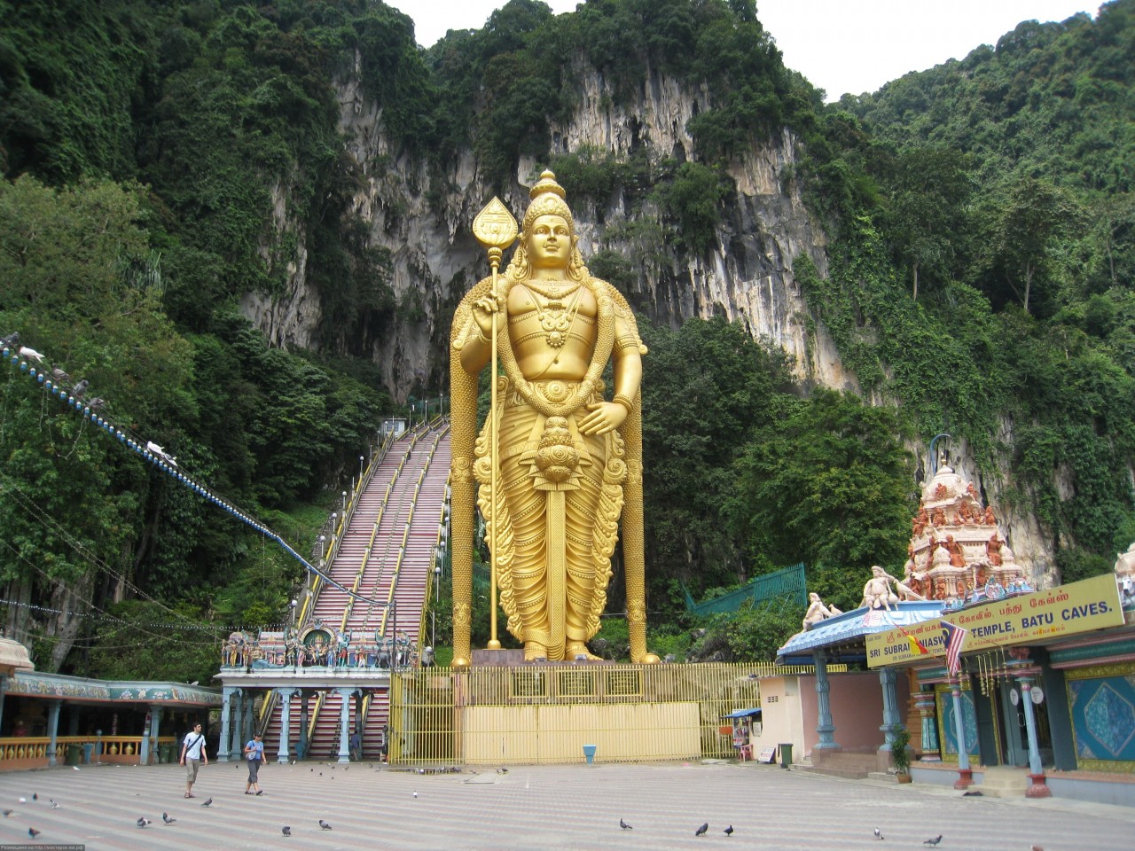 Пещеры Бату Кейвс (Batu Caves). Индонезия. Пещеры Бату Кейвс (Batu Caves). Индонезия.