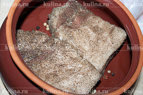 Сало с черным перцем Выложить куски сала.