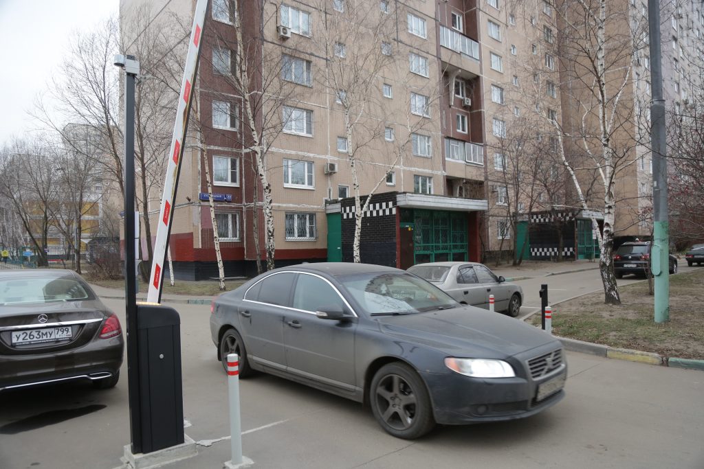 Шлагбаумы и кодовые замки с помощью мобильного приложения открываются за считаные секунды/Артур Новосильцев, «Восточный округ»