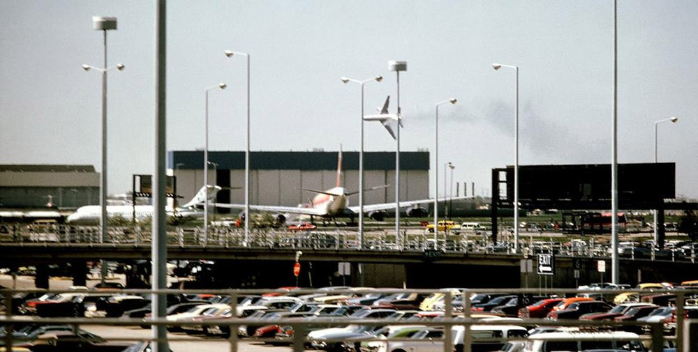 Потерявший левый двигатель DC-10 American Airlines за несколько секунд до катастрофы