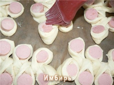 Булочки-гусенички с сосисками Булочки-гусенички с сосисками