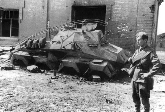 Украина, август. Командирский бронеавтомобиль типа Sd.Kfz.263 по ходу припарковали в стрёмном райончеге.