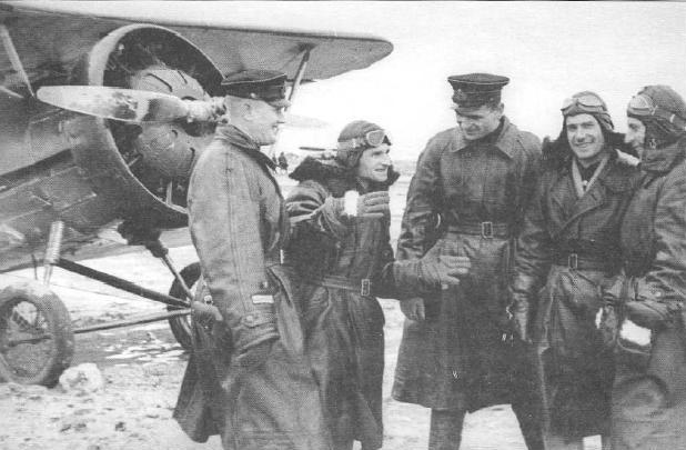 А это 11-й истребительный авиаполк Черноморского флота. Уже осень. На заднем плане вы видите не И-153 “Чайка”, не И-15бис, и даже не И-15. Это И-5, к тому времени уже реликт, заря советской истребительной авиации. Когда на штурмовку их сопровождали И-16, то даже тихоходным “ишачкам” приходилось сбрасывать газ. И, тем не менее, оно тоже воевало.