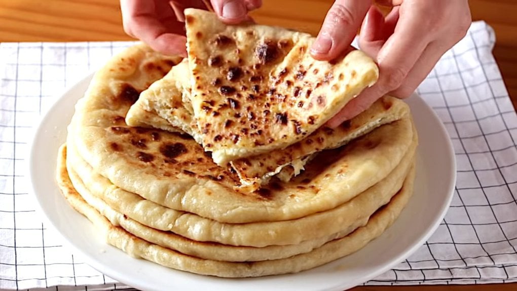 Аппетитное и простое блюдо грузинской кухни — хачапури с сыром Аппетитное и простое блюдо грузинской кухни — хачапури с сыром