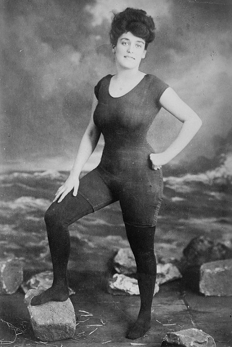 Аннет Келлерман (Annette Kellerman) позирует в купальнике, за который её арестовали по обвинению в непристойности. Аннет Келлерман (Annette Kellerman) позирует в купальнике, за который её арестовали по обвинению в непристойности.