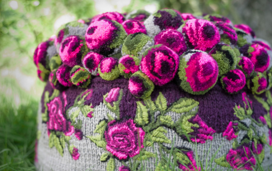 colorful-and-cozy-pompom-chairs-and-rugs-9-554x349 банкетка