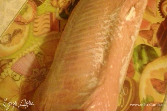 С рыбки снимаем кожу. Затем удаляем голову. С рыбки снимаем кожу. Затем удаляем голову.