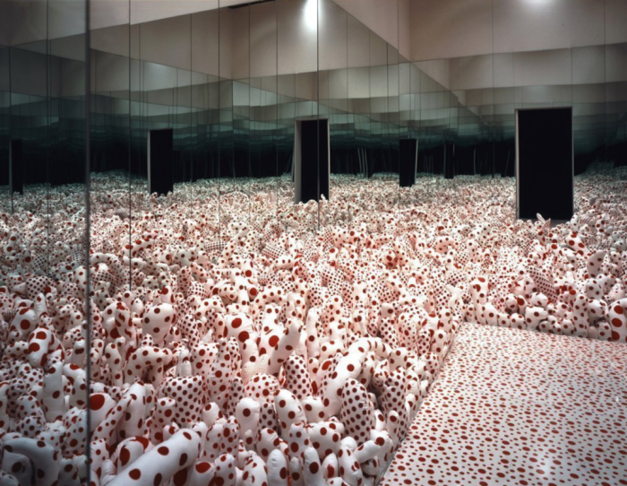 Психоделическая инсталляция. Автор: Yayoi Kusama. 88-летняя художница пол жизни провела в сумасшедшем доме, а сейчас за её картины платят по 5 млн. долларов