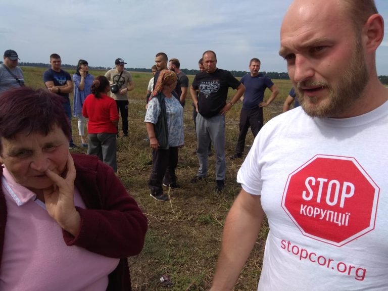 Под Киевом агрорейдеры с титушками захватили чужой урожай Под Киевом агрорейдеры с титушками захватили чужой урожай