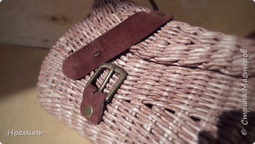 Вдохновившись работами Ольги Рыжковой(огромное ей спасибо за советы и секреты) , проштудировав все комментарии в контактах к ее сумочкам ,решила и я сделать себе подарок. Небольшой фото отчет о том, как это было. Добавлю еще, у меня ушло около 450 трубочек(полоса 7 см,спица 1,2мм.) высота сумочки с крышкой где-то 17 см. фото 34