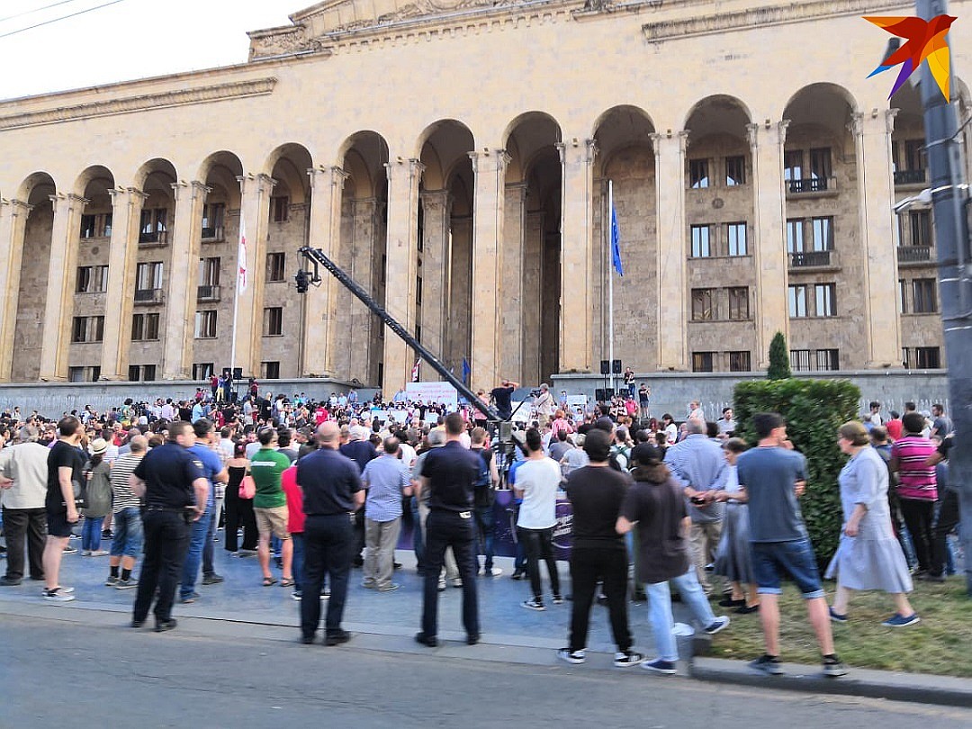Группа протестующих у здания старого парламента на проспекте Шота Руставели Фото: Станислав ШЕВЧЕНКО