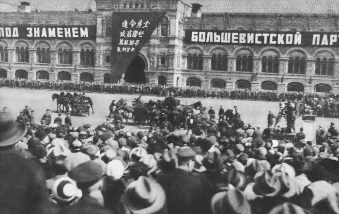 Во время торжественного парада на Красной Площади произошло столкновение, конная артиллерия, галопировавшая на бешеной скорости, врезалась в другую конницу. Лозунг на китайском гласит «Да здравствуют Советская Республика.» Во время торжественного парада на Красной Площади произошло столкновение, конная артиллерия, галопировавшая на бешеной скорости, врезалась в другую конницу. Лозунг на китайском гласит «Да здравствуют Советская Республика.»