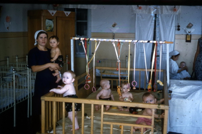 Воспитательница детского сада с детьми. Воспитательница детского сада с детьми.
