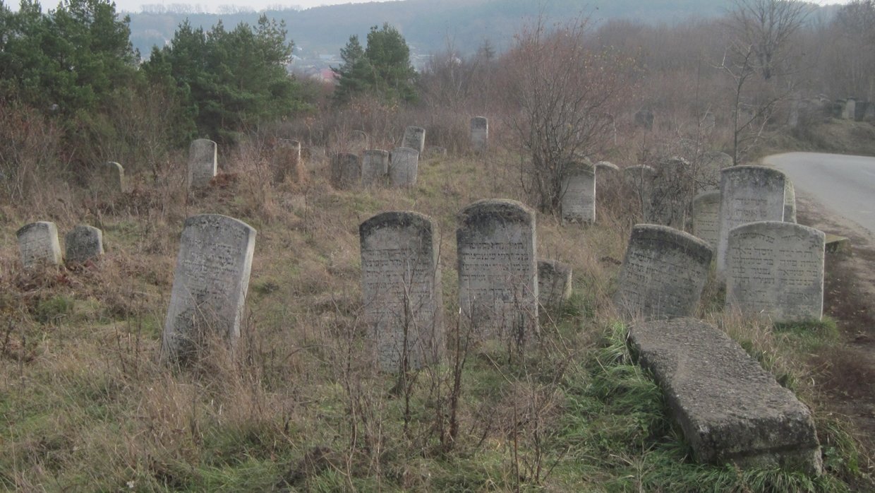 «Издевательства продолжаются»: на Украине заявили о новой волне разграблений могил евреев