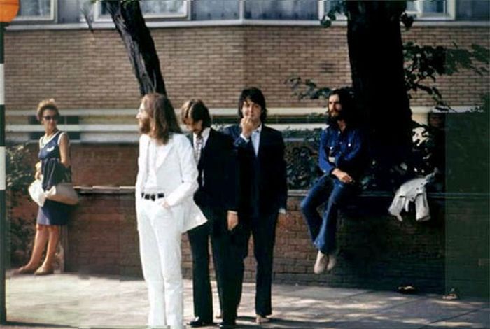 Кадры с фотосессии The Beatles для обложки к альбому Abbey Road theBeatles, обложка, альбом, фотосессия, кадры