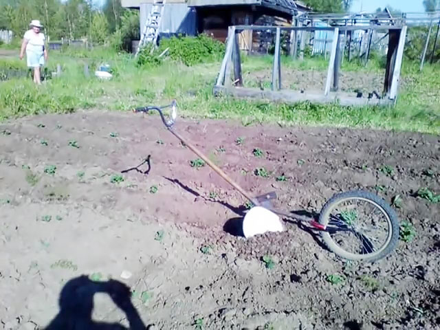 Как сделать ручной окучник картошки из строго велосипеда