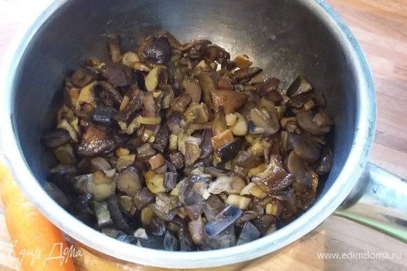 Грибы у меня лесные, смешанные: подосиновики, белые, маслята, маховички, подрешетники и еще козляки. Я их очистила, нарезала и обжарила (можно и отварить). Грибы у меня лесные, смешанные: подосиновики, белые, маслята, маховички, подрешетники и еще козляки. Я их очистила, нарезала и обжарила (можно и отварить).
