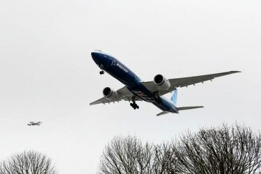 Boeing 777-9 во время первого полёта 25 января 2020 года, приземление в аэропорту Боинг-Филд (BFI)