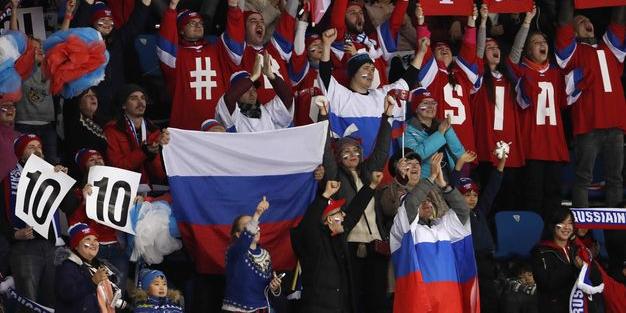 Немка с полицейскими попыталась отобрать флаг у российских болельщиков в Корее Немка с полицейскими попыталась отобрать флаг у российских болельщиков в Корее