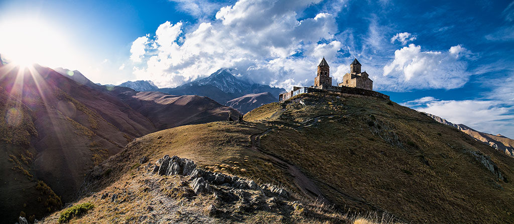 Панорама. Казбек и церковь Гергети