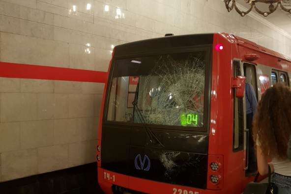 Видео: мужчина в военной форме попал под поезд на станции метро 