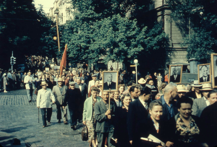 Начало официальной первомайской демонстрации. СССР, 1957 год. Начало официальной первомайской демонстрации. СССР, 1957 год.