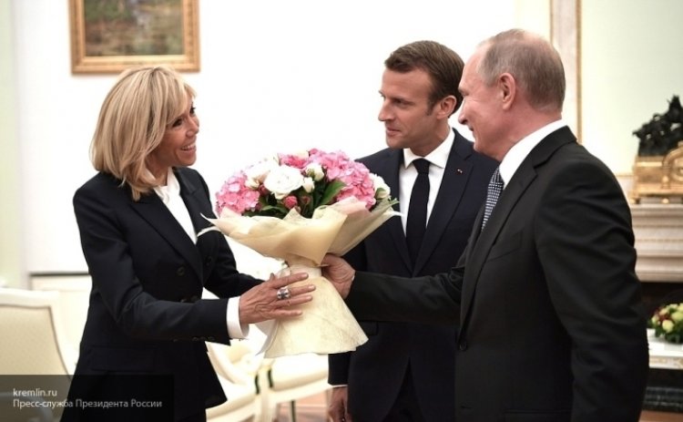 Путин вручил жене Макрона букет цветов