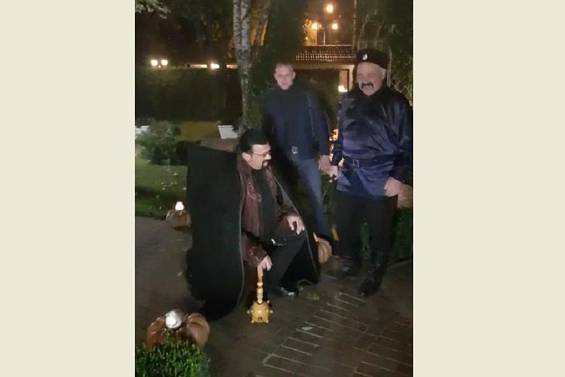 В Краснодаре Стивена Сигала посвятили в казаки