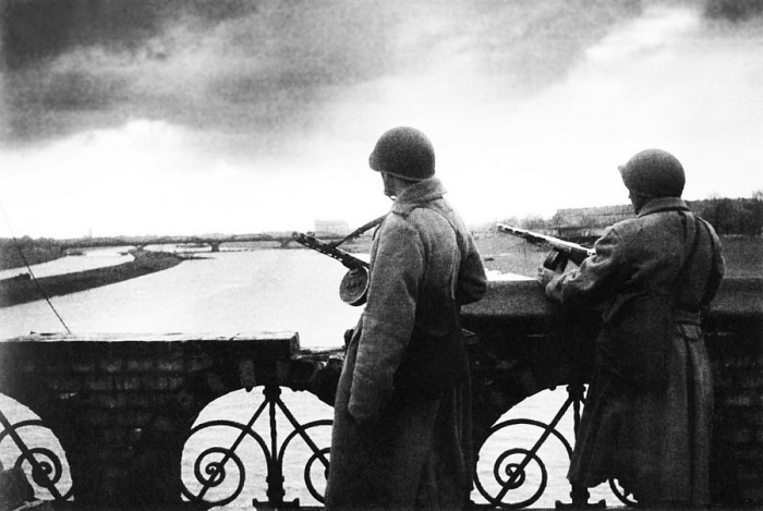 Советские автоматчики на мосту через реку Одер, 1945 год. Советские автоматчики на мосту через реку Одер, 1945 год.