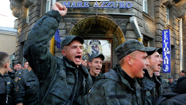 Бойцы Нацгвардии Украины устроили шествие к администрации президента в Киеве Организаторы пикета Нацгвардии ответят перед законом, заявил Порошенко