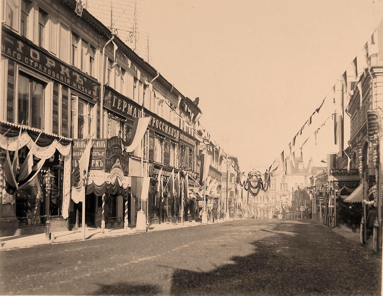 Вид празднично украшенных к торжествам коронации домов на Кузнецком мосту Вид празднично украшенных к торжествам коронации домов на Кузнецком мосту