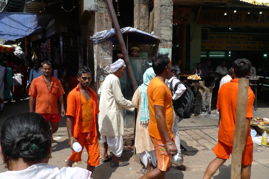 006_in-Varanasi-believers-and-the-army