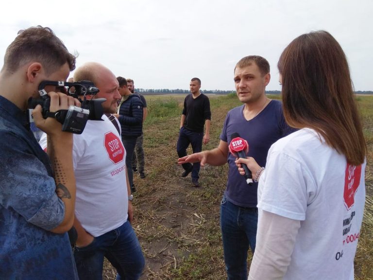 Под Киевом агрорейдеры с титушками захватили чужой урожай Под Киевом агрорейдеры с титушками захватили чужой урожай