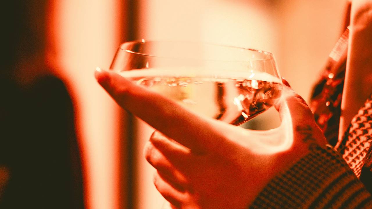 Женщин предупредили об опасности алкоголя во время менструации